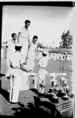 Penyerahan piala / medali kepada para pemenang pada Pekan Olah Raga Angkatan Laut (PORAL) di Sura...