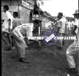 Suasana kerja bhakti dalam rangka  memperingati hari sumpah pemuda, 23 – 10  – 1958