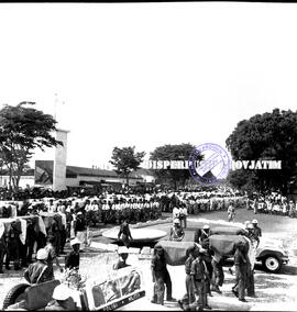 Upacara militer penggalian / pemakaman kerangka pahlawan 1945, 12 – 8 – 1961