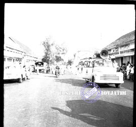 Iring-iringan parade dalam pekan Irian Barat di Surabaya, 27 – 10 – 1957