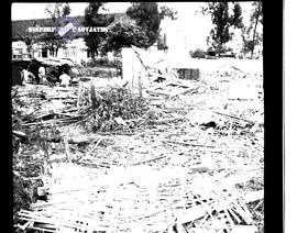 Rumah yang porak poranda diterjang angin puyuh di daerah Perak, Surabaya, tahun 1959