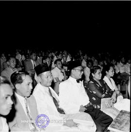 Para kepala instansi pemerintah dalam peringatan HUT Kemerdekaan RI ke 7 di Gedung Negara Grahadi...