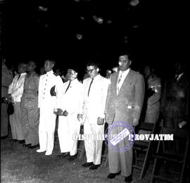 Para undangan peringatan sumpah pemuda  di tugu pahlawan sedang mengheningkan  cipta, Surabaya, 2...