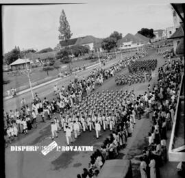 Barisan / parade dari angkatan bersenjata ketika melintas di sekitar tugu pahlawan pada peringata...