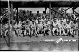 Peserta pawai dari grup marching band pada peringatan Hari Maritim Surabaya, 21 – 8 – 1963