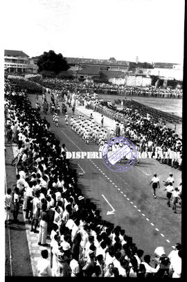 Peserta defile dari peserta pemuda / pelajar dalam peringatan hari pahlawan, tampak masyarakat sa...