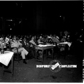 Para undangan pada malam resepsi  eksposisi / pameran pembangunan langsung  meninjau stand-stand ...