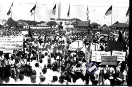 Antusiasme masyarakat dan sukarelawan  pada apel besar / rapat raksasa sukarelawan Anti Malaysia ...