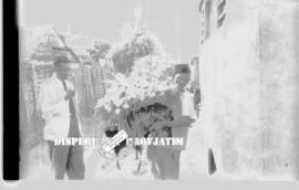 Pengiriman buket bunga pada konferensi  agraria di Surabaya, 18 – 10 – 1958