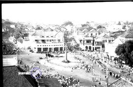 Rombongan barisan peserta Peringatan hari pahlawan sedang menuju tempat peringatan di tugu pahlaw...