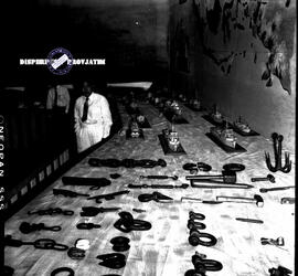 Seorang ibu pejabat melakukan pengguntingan pita dalam peringatan dasawarsa Asia Afrika (AA) disa...