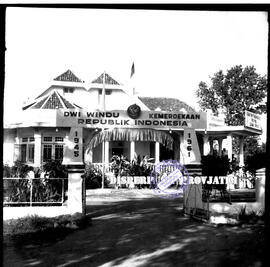 Gapura yang berada di depan Kantor Jawatan Penerangan Jawa Timur dengan bertuliskan dwi windu Kem...