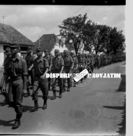 Barisan sukarelawan Irian Barat dari Jawa Timur ketika parade di jalanan Surabaya,  16 – 2 – 1962