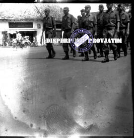 Barisan sukarelawan Irian Barat dari Jawa Timur di Surabaya, 16 – 2 – 1962