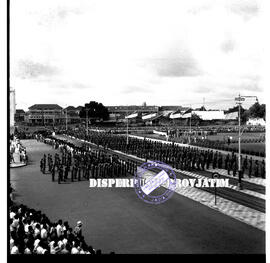 Apel barisan sukarelawan Irian Barat dari  Jawa Timur di halaman Kantor Gubernuran Surabaya, 16 –...