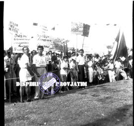 Berbagai macam slogan dan spanduk pada rapat raksasa PNI (partai nasional indonesia) di Surabaya,...