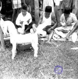 Pembangunan ke Djabung (Tumpang) Malang, tgl. 23 Maret 1957. Pengrajin mainan kayu tumpang