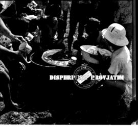 Suasana kerja bakti sukarelawan Pemuda Rakyat Surabaya menyambut Kongres Nasional ke VI Pemuda Ra...