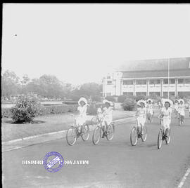 Kontingen lomba rapi dan keserasian bersepeda dengan peserta kelompok putri pada peringatan hari ...