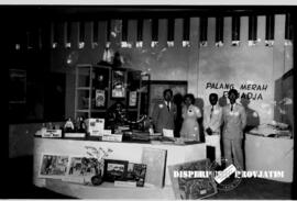 Foto bersama di stand milik PMR (Palang Merah Remaja) pada eksposisi / pameran PMI (Palang Merah ...