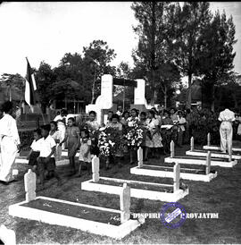 Ziarah ke taman makam pahlawan surabaya (kusuma bangsa) pada peringatan HUT Kemerdekaan RI ke 7, ...