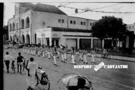 Peserta gerak jalan dalam peringatan hari “student day” ketika melintas di depan Hotel Sarkies ja...