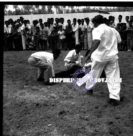 Tim medis tengah menolong / mengevkuasi seorang joki yang terjtuh dari kudanganya, pada lomba pac...