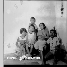 Foto keluarga terdiri dari 2 perempuan dewasa dan empat orang anak di Surabaya,  18 – 3 – 1959