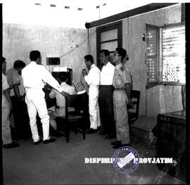 Suasana ruang operator pada eksposisi /  pameran operation board maritim pada Hari Maritim di Sur...