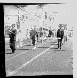 Barisan marching band dalam pawai peringatan dasawarsa Asia Afrika disaksikan oleh hadirin di Sur...