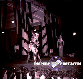 Tarian remo yang idbawakan pada malam amal penggalangan dana bantuan korban banjir (tahun 1955 di...