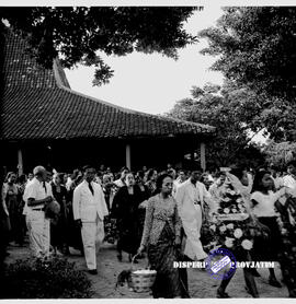 Para pelayat ketika akan mengantarkan jenasah mobil dr. Saleh dari rumah duka ke pemakaman, 7 – 6...