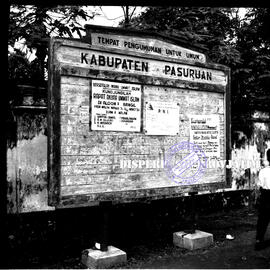 Tampak Plakat-plakat dari partai-partai politik yang ditempelkan dipapan pengumuman umum di Kabup...