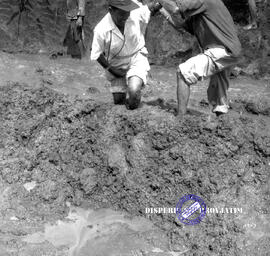 Pembangunan ke Djabung (Tumpang) Malang, tgl. 23 Maret 1957. Meratakan tanah di Djabung (kerja ba...