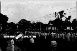 Para pemuda dan pemudi mengenakan pakaian nasional dalam malam peringatan Hari Sumpah Pemuda di T...