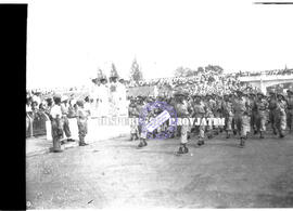 Peserta defile dari pasukan angkatan  bersenjata memberikan hormat ketika melintas di depan pangg...