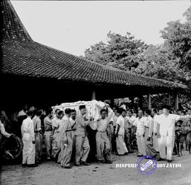 Prosesi pemberangkatan jenasah dari rumah duka untuk pemakaman dr. saleh, 7 – 6 - 1952