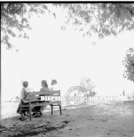 Kapal tradisional tengah melayani wisatawan di pantai pasir putih situbondo, 1956