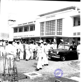 Pembuatan gedung Djawatan pengawasan pelajaraan. Undangan berkumpul di depan gedung asrama perwir...