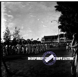 Pawai barisan pemuda laki-laki dengan seragam warna putih ketika melintas di depan Balai Kota di ...