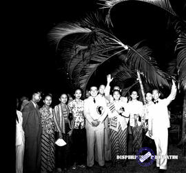 Para tamu udangan pada acara lebaran di gubernuran, 26 – 6 – 1952