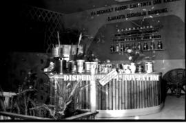 Stand yang memamerkan produksi Cat Tinta dan kaleng dari PA. Regnault Jakarta Surabaya Bandung pa...