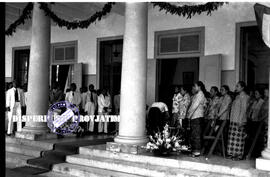 Para undangan sedang   berdiri pada upacara Peringatan HUT Kemerdekaan Republik Indonesia ke 9 di...