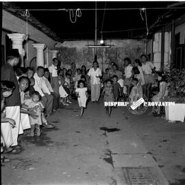 Anak-anak sedang mengikuti lomba kelereng di sebuah perkampungan dalam malam peringatan HUT Kemer...