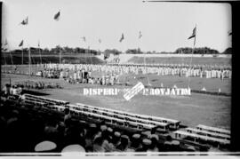 Suasana upacara penyerahan piala / medali pada Pekan Olah Raga Angkatan Laut (PORAL) di Surabaya,...