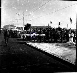 Suasana upacara peringatan Hari Maritim  yang diselenggarakan di depan kantor Gubernuran / Tugu P...