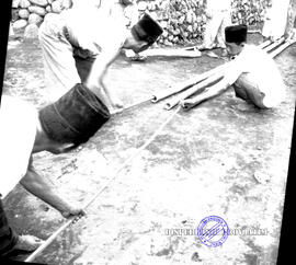 Pembangunan ke Djabung (Tumpang) Malang, tgl. 4 April 1957. Para warga membuat (brombong) pipa da...