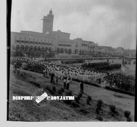 Suasana jalannya upacara peringatan Hari Pahlawan di depan kantor Gubernuran (Tugu Pahlawan) di S...
