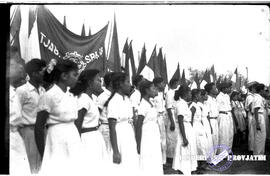 Barisan kaum perempuan dengan baju putih pada peringatan hari buruh di surabaya, 1 – 5 – 1955