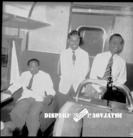 Beberapa orang pejabat sedang menikmati perjalanan saat acara percobaan kereta api dingin jurusan...